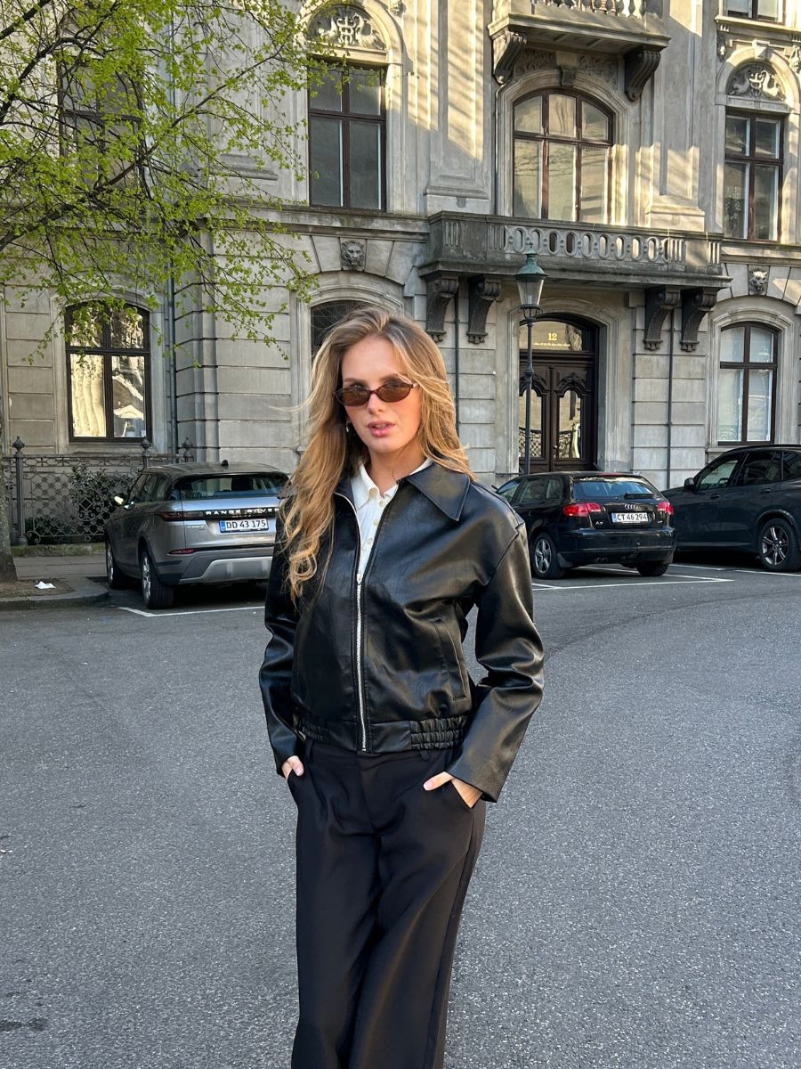 Veste Emmy – L’indispensable pièce cuir au twist moderne