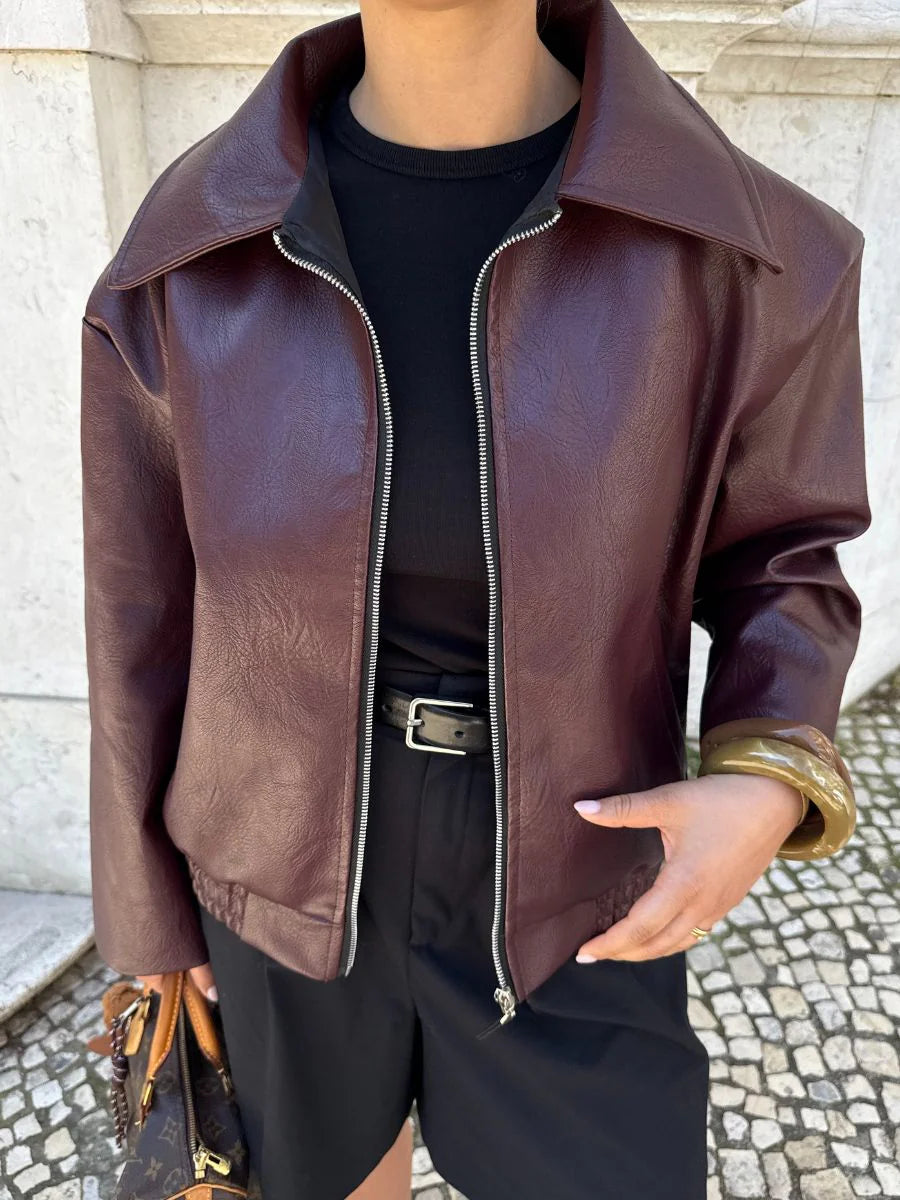 Veste Emmy – L’indispensable pièce cuir au twist moderne