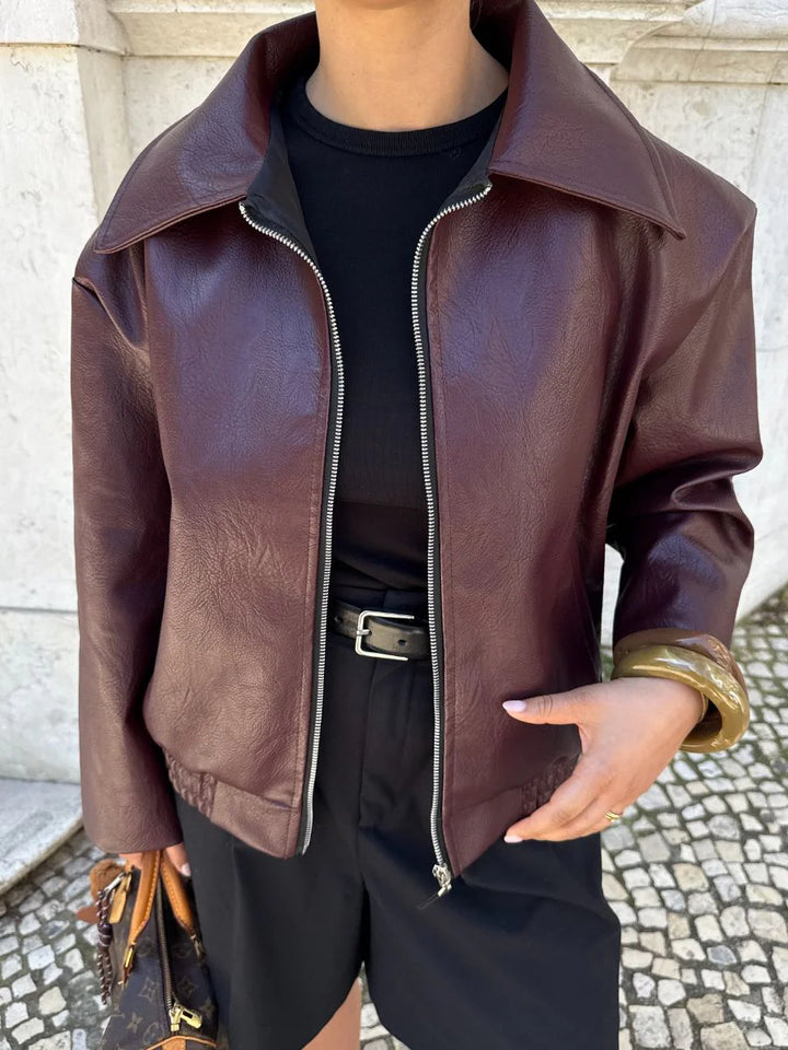 Veste Emmy – L’indispensable pièce cuir au twist moderne