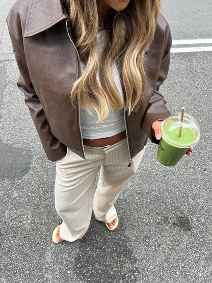 Veste Emmy – L’indispensable pièce cuir au twist moderne