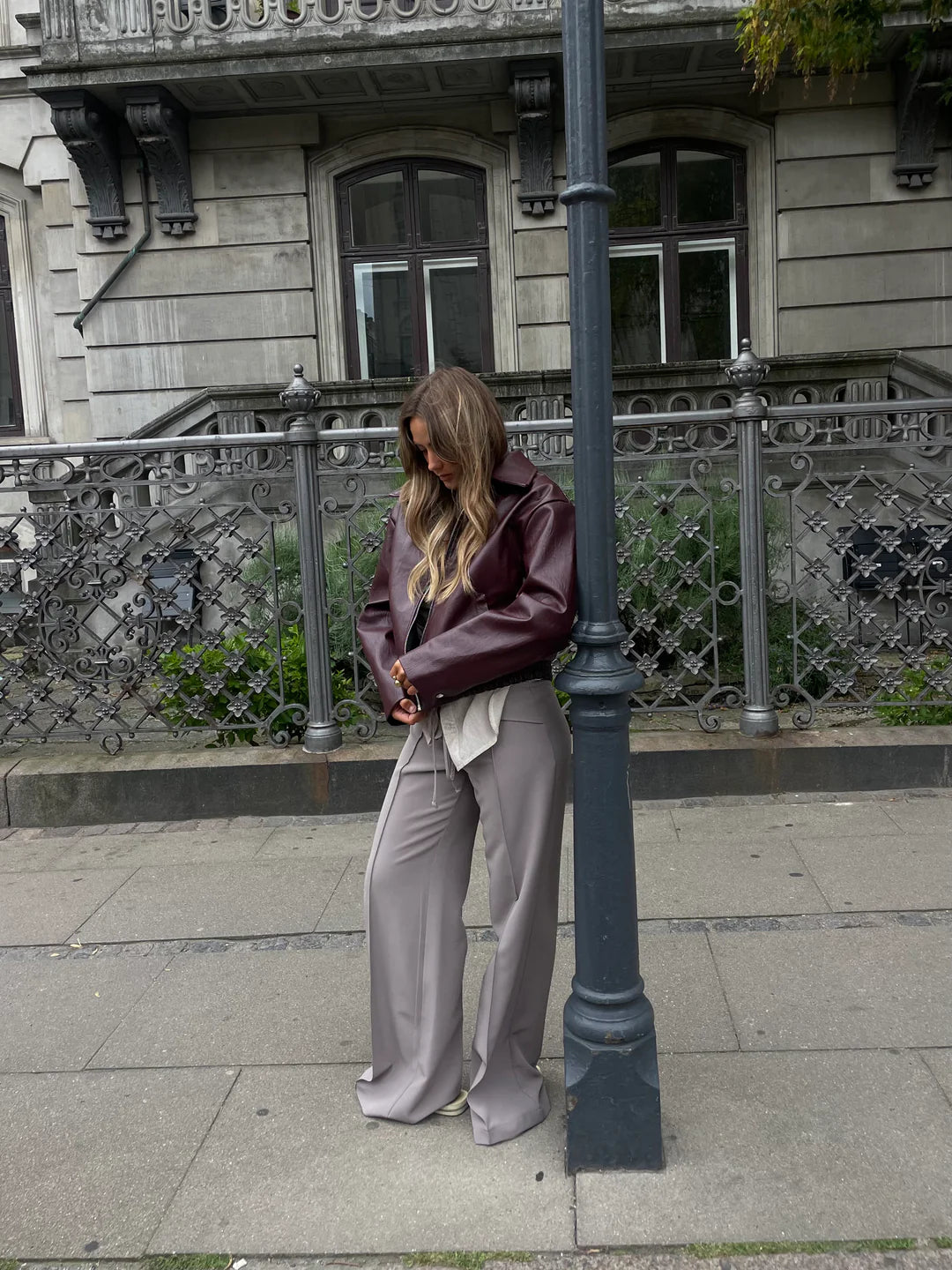 Veste Emmy – L’indispensable pièce cuir au twist moderne