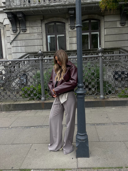 Veste Emmy – L’indispensable pièce cuir au twist moderne